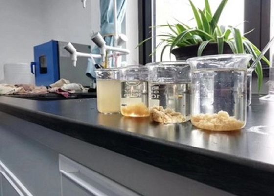 Окрашивающее средство для воды, часто используемое в бумажной промышленности в качестве химического средства для очистки воды